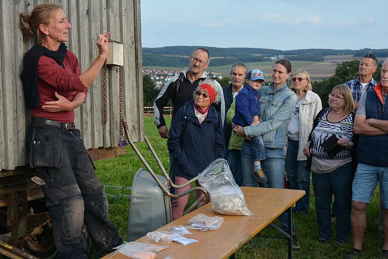 Auch eine kleine Keramikscherbe kann große Aussagekraft haben. Dr. Petra Wolters präsentierte einige Funde der Grabungskampagne. Auch eine kleine Keramikscherbe kann große Aussagekraft haben. Dr. Petra Wolters präsentierte einige Funde der Grabungskampagne.