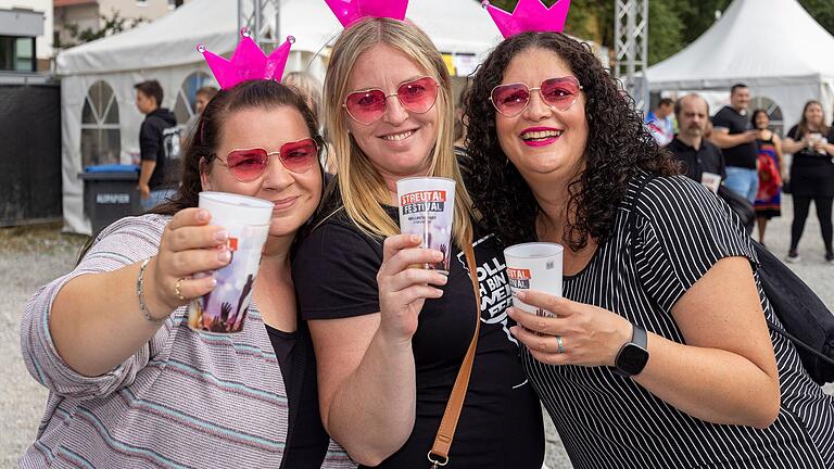 Patricia, Jen und Nadine feierten beim Schlager-Marathon XXL auf dem Streutal-Festival mit pinken Krönchen im Haar.