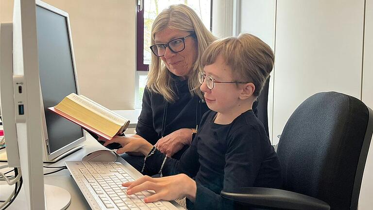 Ihre ständige Begleiterin Gudrun Stör (links) unterstützt Anna Strauß am Arbeitsplatz und macht damit die Ausbildung erst möglich. Ihre ständige Begleiterin Gudrun Stör (links) unterstützt Anna Strauß am Arbeitsplatz und macht damit die Ausbildung erst möglich.