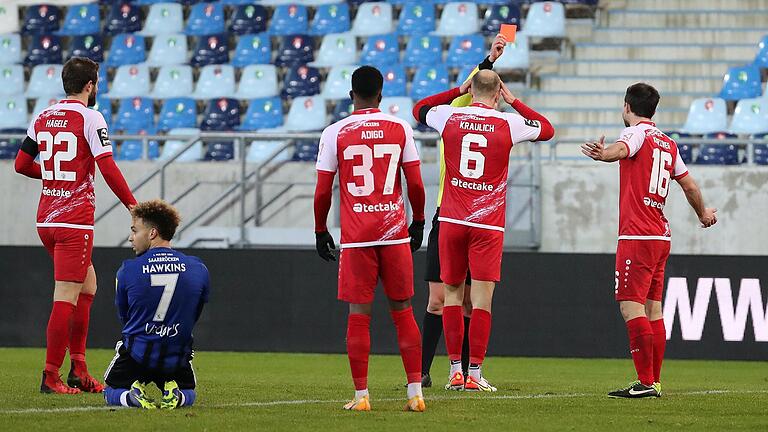 Keine Punkte und die Rote Karte obendrauf: Die Würzburger Kickers mit (von links) Daniel Hägele, Ryan Adigo und Tobias Kraulich müssen in den kommenden Partien auf Linksverteidiger Peter Kurzweg (rechts) aufgrund seiner Notbremse an Saarbrückens Jaden Hawkins (Zweiter von links) verzichten. Keine Punkte und die Rote Karte obendrauf: Die Würzburger Kickers mit (von links) Daniel Hägele, Ryan Adigo und Tobias Kraulich müssen in den kommenden Partien auf Linksverteidiger Peter Kurzweg (rechts) aufgrund seiner Notbremse an Saarbrückens Jaden Hawkins (Zweiter von links) verzichten.