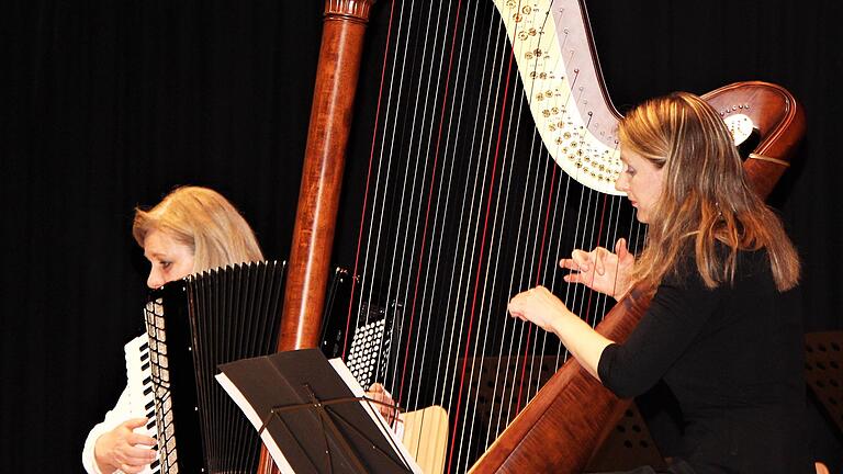Erstmals auf der Marktheidenfeld Bühne: 'Duo SaitenWind' mit Alma Flammersberger (Akkordeon) und Sonja Fiedler (Harfe). Erstmals auf der Marktheidenfeld Bühne: 'Duo SaitenWind' mit Alma Flammersberger (Akkordeon) und Sonja Fiedler (Harfe).