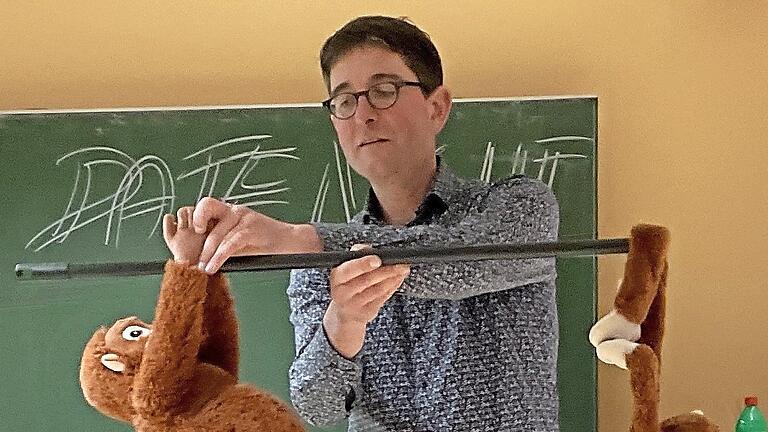 Seminarleiter Tobias Beck kennt zahlreiche Tricks, wie man Physik als Unterrichtsfach attraktiver machen kann.       -  Seminarleiter Tobias Beck kennt zahlreiche Tricks, wie man Physik als Unterrichtsfach attraktiver machen kann.