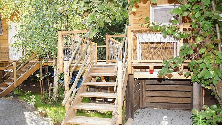 So sehen die in Geusfeld vorhandenen Stelzenhäuser aus. Sie bieten zwei Schlafplätze, ein Duschbad und eine Terrasse, sind also konkret auf Kurzaufenthalte ausgerichtet. So sehen die in Geusfeld vorhandenen Stelzenhäuser aus. Sie bieten zwei Schlafplätze, ein Duschbad und eine Terrasse, sind also konkret auf Kurzaufenthalte ausgerichtet.