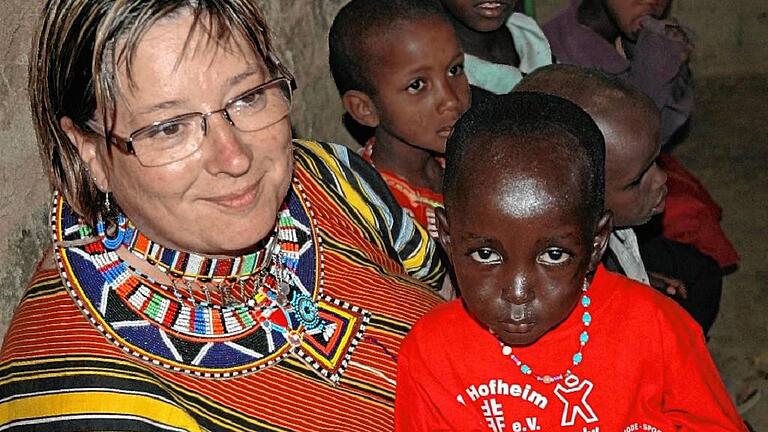 Heidi Rehrmann mit einem kleinen Massai-Kind. Die gebürtige Merkershäuserin begleitet ihren Mann so oft es geht nach Afrika.