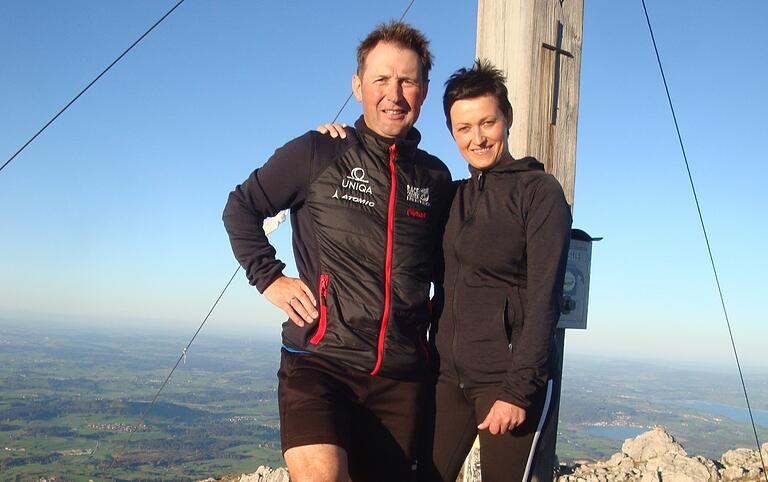 Evelin und Harald Dobler am Gipfel des Aggenstein. Seit Mai 2019 bewirtschaftet das Paar die Bad Kissinger Hütte.