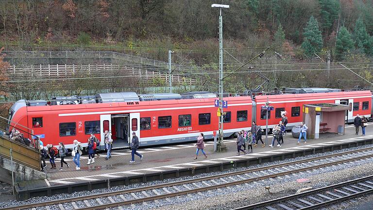 Der Bahnhof in Burgsinn auf einer Archivaufnahme aus dem Jahr 2017, links die Treppe, die den barrierefreien Zugang bislang unmöglich macht. Der Bahnhof in Burgsinn auf einer Archivaufnahme aus dem Jahr 2017, links die Treppe, die den barrierefreien Zugang bislang unmöglich macht. 