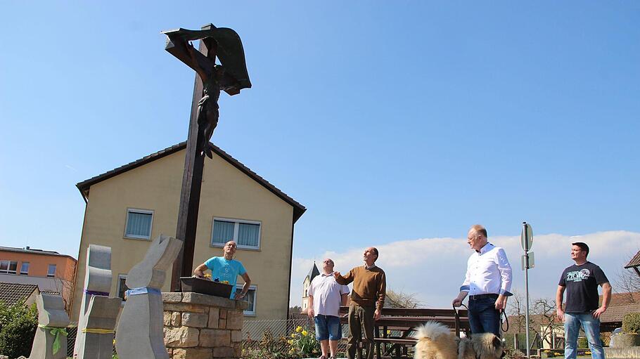 Norbert Tammm (Mitte) hat das Kreuz am Feuerwehrgerätehaus in vielen Stunden hergerichtet. Foto: Heike Beudert       -  Norbert Tammm (Mitte) hat das Kreuz am Feuerwehrgerätehaus in vielen Stunden hergerichtet. Foto: Heike Beudert