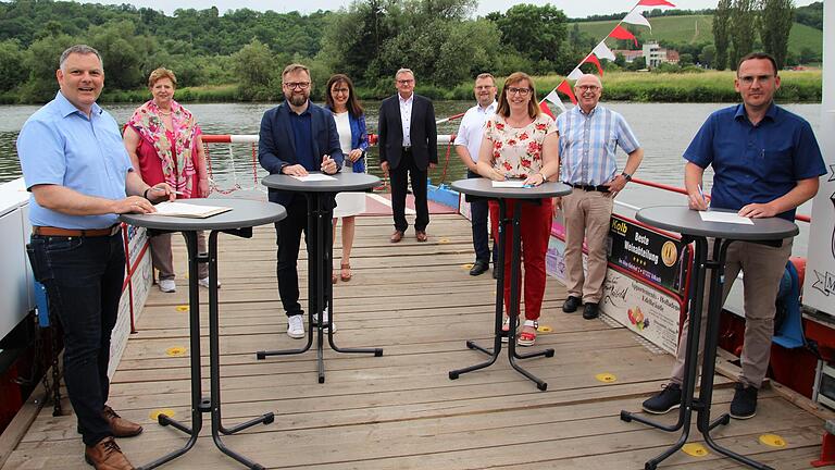 Volkachs Bürgermeister Heiko Bäuerlein, Eisenheims Gemeindeoberhaupt Christian Holzinger, Nordheims Bürgermeisterin Sibylle Säger und Wipfelds Ortschef Tobias Blesch (vorne von links) unterzeichneten am Sonntag auf der Fähre Schorsch in Fahr das Unionspapier für die IG Mainfähren. Die Mentoren der Kulturerbe-Aktion Gerlinde Martin, Barbara Becker, Manfred Ländner, Werner Knaier und Gerhard Schenkel (hinten von links) begrüßten den Startschuss.