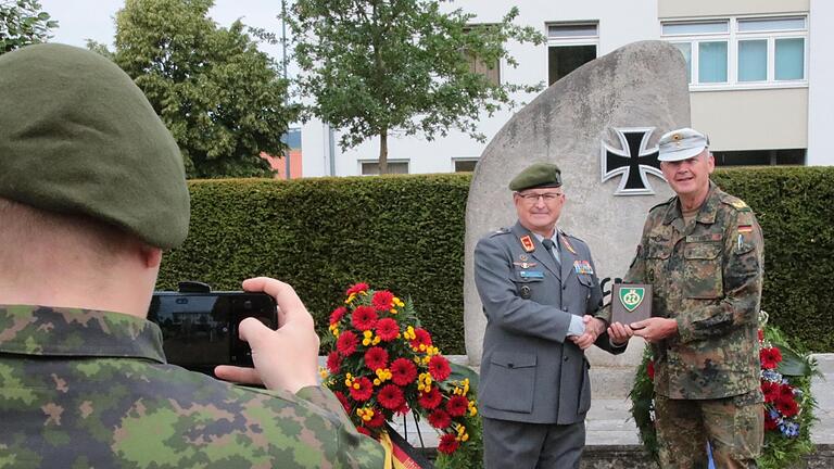 General Michael Matz erhielt beim Tag der Infanterie ein Geschenk vom finnischen Ex-General Pertti Laatikainen.       -  General Michael Matz erhielt beim Tag der Infanterie ein Geschenk vom finnischen Ex-General Pertti Laatikainen.