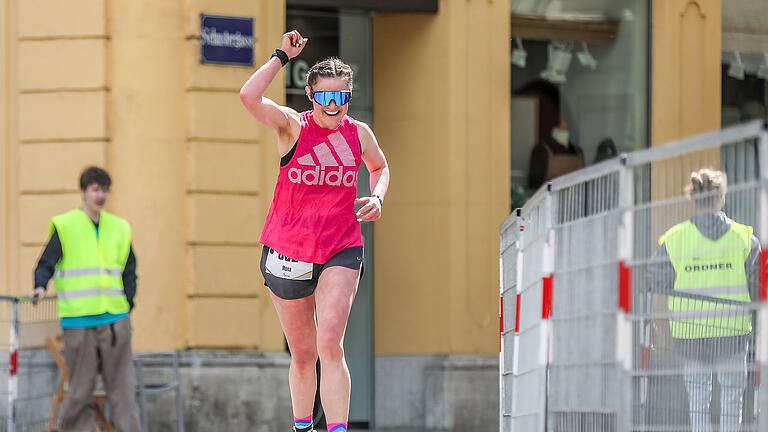 WVV Marathon Würzburg       -  Zahlreiche Läufer nehmen am WVV Marathon Würzburg am Sonntag (23.04.23) durch die Würzburger Innenstadt teil.