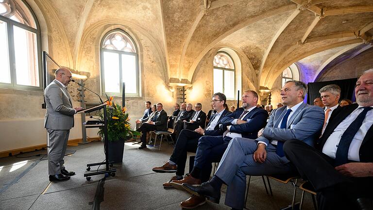 Armin Lewetz, Geschäftsführer der Trinkwasserversorgung Würzburg GmbH, sagt: 'Die erste Priorität muss sein, die Wasservorkommen, die wir haben, ausreichend zu schützen.' Armin Lewetz, Geschäftsführer der Trinkwasserversorgung Würzburg GmbH, sagt: 'Die erste Priorität muss sein, die Wasservorkommen, die wir haben, ausreichend zu schützen.' 