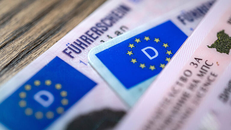 Illustration - Führerschein.jpeg - Das EU-Parlament hat sich fraktionsübergreifend für eine Verschärfung der Führerscheinregeln ausgesprochen. Danach soll in Zukunft ein EU-weiter Entzug der Fahrerlaubnis möglich sein. Illustration - Führerschein.jpeg - Das EU-Parlament hat sich fraktionsübergreifend für eine Verschärfung der Führerscheinregeln ausgesprochen. Danach soll in Zukunft ein EU-weiter Entzug der Fahrerlaubnis möglich sein.