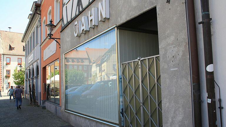In der Altstadt von Gerolzhofen gibt es nach wie vor etliche leerstehende bzw. ungenutzte Gewerbe-Immobilien, wie hier am Marktplatz.