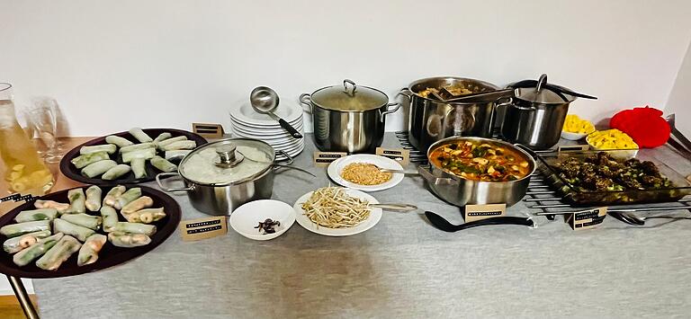 Entstanden an vielen Kochstationen ein köstliches Buffet asiatischer Köstlichkeiten. Entstanden an vielen Kochstationen ein köstliches Buffet asiatischer Köstlichkeiten.