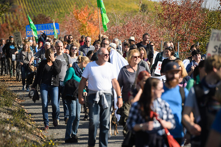 Rund 180 Demonstranten protestierten am 20. Oktober in Thüngersheim gegen den Kahlschlag. Rund 180 Demonstranten protestierten am 20. Oktober in Thüngersheim gegen den Kahlschlag. 