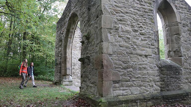 Kultureller Höhepunkt: Auf der 'Traumrunde' von Hüttenheim nach Seinsheim liegt die Ruine der Kunigundenkapelle, um die sich eine schöne Sage rankt. Kultureller Höhepunkt: Auf der 'Traumrunde' von Hüttenheim nach Seinsheim liegt die Ruine der Kunigundenkapelle, um die sich eine schöne Sage rankt.