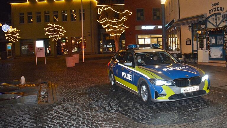Die Polizei (Archivfoto) ist bei Corona-Protestveranstaltungen die zuständige Versammlungsbehörde, hier zu sehen auf dem Bad Neustädter Marktplatz. Die Polizei (Archivfoto) ist bei Corona-Protestveranstaltungen die zuständige Versammlungsbehörde, hier zu sehen auf dem Bad Neustädter Marktplatz.