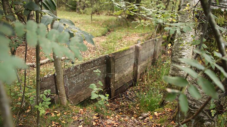 Hinter den alten Stau-Bauwerken sollen neuartige 'Pfropfen' aus Eichenbohlen, Sägemehl und Holzhackschnitzeln die Entwässerung des Moores langfristig reduzieren.&nbsp;