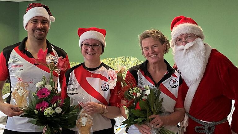 Der Nikolaus (Gert Müller) bedankte sich bei den Übungsleiterinnen Christina Voll (2. von links) und Karin Heptner (2. von rechts) für ihr erfolgreiches Wirken in der Schwimmabteilung des VfL 1860 
Sportfreunde Bad Neustadt mit einem Blumenstrauß. Den Wünschen schloss sich Abteilungsleiter Alexander Schild (links) an.