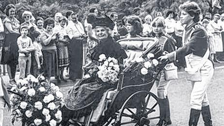 1982: Umzug in der Handchaise.