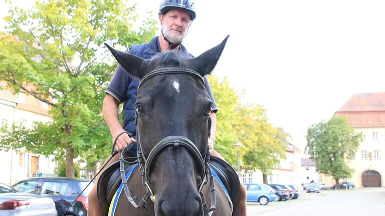 Elmar Wiener und seine Ricarda proben am Anger für den Heimatspielauftritt am Sonntag. Foto: Heike Beudert       -  Elmar Wiener und seine Ricarda proben am Anger für den Heimatspielauftritt am Sonntag. Foto: Heike Beudert