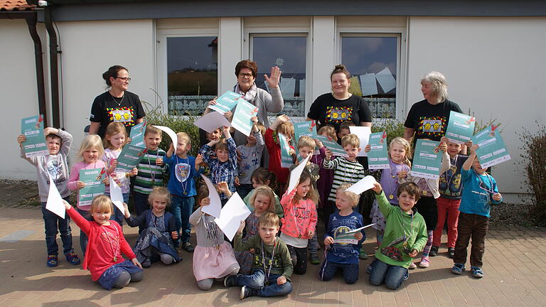 Kinder des Kindergartens Marienau, Werneck freuen sich über ihre 'erturnten' Medaillen. Hinten von links: Olga, Bürgermeisterin Edeltraud Baumgartl, Silvia und Kindergartenleiterin Gabi Brand.