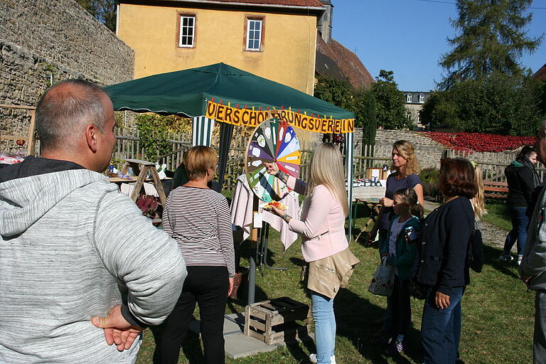 Am Glücksrad des Verschönerungsvereins.