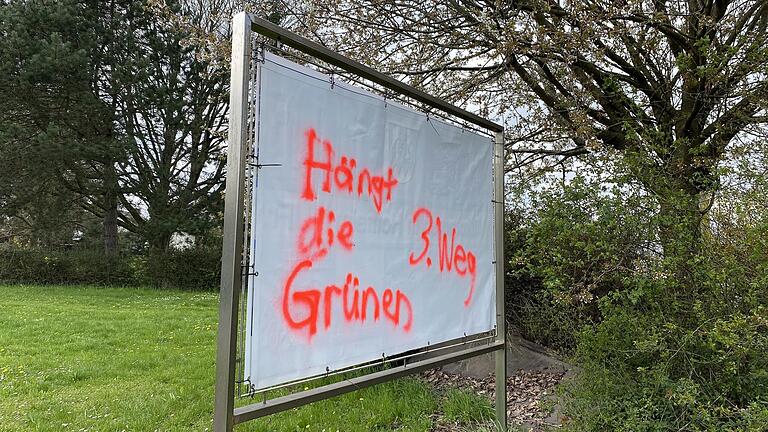 Der Aufruf zur Gewalt auf einem Werbeplakat am Straßenrand in Hofheim.