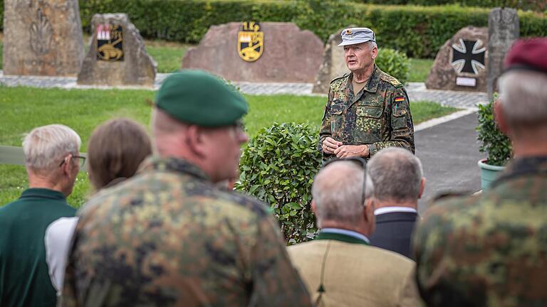 Stolz eröffnete Brigadegeneral Michael Matz, General der Infanterie und Kommandeur Infanterieschule, den „Garten der Steine“. Auch einige Angehörige der ehemaligen Verbände und Einheiten des Lagerbergs sowie zahlreiche Lokalpolitiker waren hierzu ...       -  Stolz eröffnete Brigadegeneral Michael Matz, General der Infanterie und Kommandeur Infanterieschule, den „Garten der Steine“. Auch einige Angehörige der ehemaligen Verbände und Einheiten des Lagerbergs sowie zahlreiche Lokalpolitiker waren hierzu angereist.