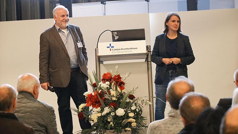 Dr. Edgar Hartung und Dr. Claudia Löffler beantworten die Fragen aus dem Publikum beim 13. Patiententag 'Leben mit Krebs' im Caritas-Krankenhaus Bad Mergentheim.