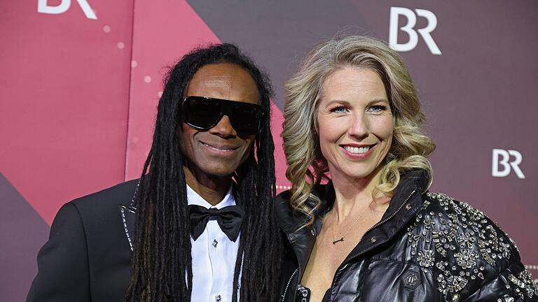 Verleihung Bayerischer Filmpreis.jpeg       -  Der Musiker Fab Morvan, der Teil des Pop-Duo Milli Vanilli war, kommt mit Tessa über den Roten Teppich zur Verleihung.