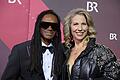 Verleihung Bayerischer Filmpreis.jpeg       -  Der Musiker Fab Morvan, der Teil des Pop-Duo Milli Vanilli war, kommt mit Tessa über den Roten Teppich zur Verleihung.