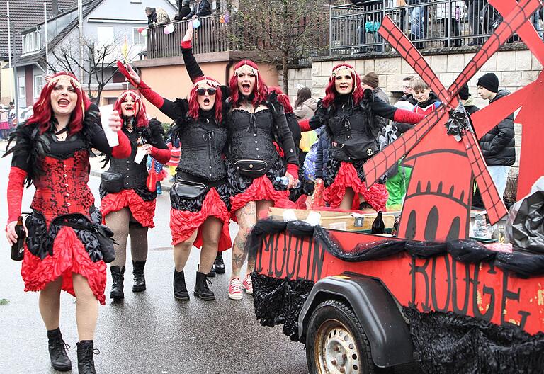 Vom 'Moulin Rouge' direkt nach Trossenfurt: Die 'Eschenbacher Weibsen' zeigten bei ihren Kostümen viel Kreativität.