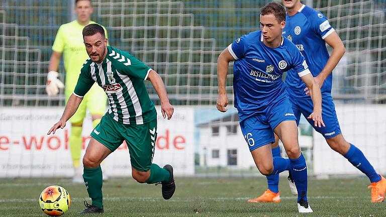 Manuel Leicht (links) vom TSV Großbardorf führt den Ball gegen Lukas Imgrund vom Würzburger FV. Das Bild entstand im September 2021, als beide Mannschaften in der Fußball-Bayernliga aufeinandertrafen. In der Saison 2024/25 wird nur einer der beiden Konkurrenten in dieser Liga spielen können. Wer, das entscheidet sich in den entscheidenden Partien der Bayernliga-Relegation.