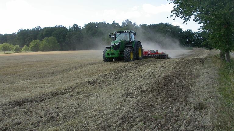 Ein Landwirt aus dem Grabfeld bei der Bewirtschaftung seines Feldes. Dass die Herausforderungen für viele Bauern im Landkreis Rhön-Grabfeld nach dem Volksbegehren „Artenvielfalt“ noch größer geworden sind, wurde in einer Info-Veranstaltung des BBV vor wenigen Tagen in Kleineibstadt deutlich.