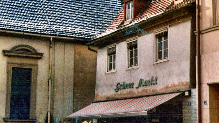Mit der Stoßstange bis ins Geschäft: Das war in den 1970er-Jahren in der Spitalstraße noch möglich. Mit der Stoßstange bis ins Geschäft: Das war in den 1970er-Jahren in der Spitalstraße noch möglich.