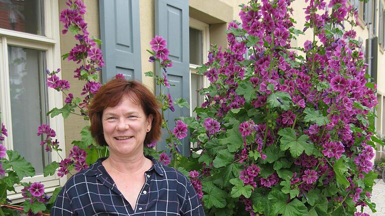 Ingrid Först hilft mit, die Hofheimer City erblühen zu lassen - zum Beispiel mit ihren prächtigen Stockrosen.&nbsp;