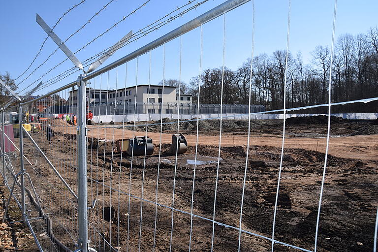 Eingezäunt und gesichert ist die Baustelle für den Erweiterungsbau der Forensik im Schlosspark Werneck, angrenzend an das bestehende Krankenhaus für psychisch kranke Straftäter.