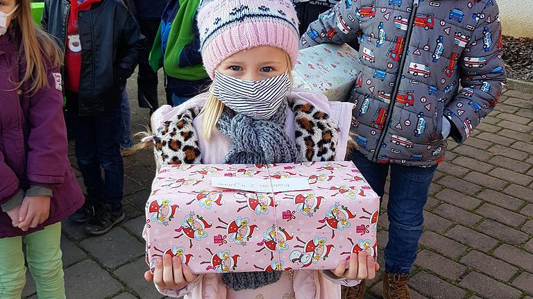 Voller Stolz tragen die Schüler ihre Weihnachtspäckchen in die Schule.