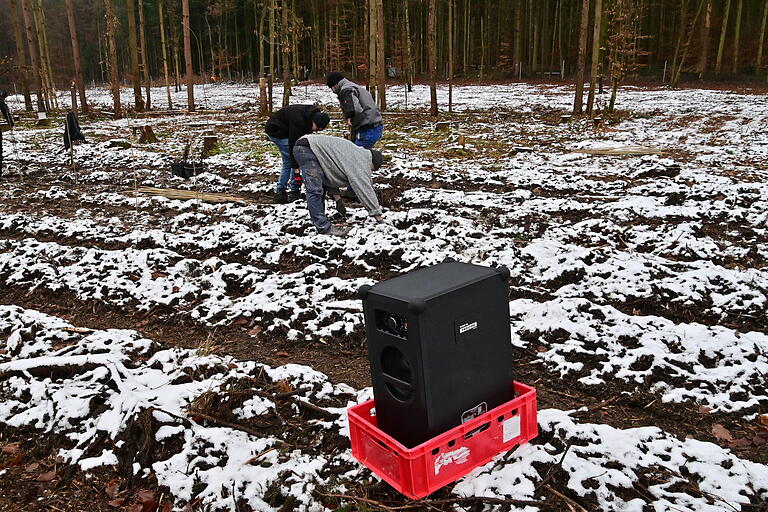 Mit Musik arbeitet es sich leichter, dachten sich einige Teilnehmer der Pflanzaktion und hatten extra eine große Box zur Beschallung aufgestellt. Mit Musik arbeitet es sich leichter, dachten sich einige Teilnehmer der Pflanzaktion und hatten extra eine große Box zur Beschallung aufgestellt.