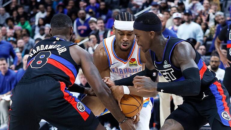 Detroit Pistons - Oklahoma City Thunder       -  Dennis Schröder (r.) überzeugte, doch Shai Gilgeous-Alexander (m.) überragte beim Sieg der Thunder bei den Pistons.
