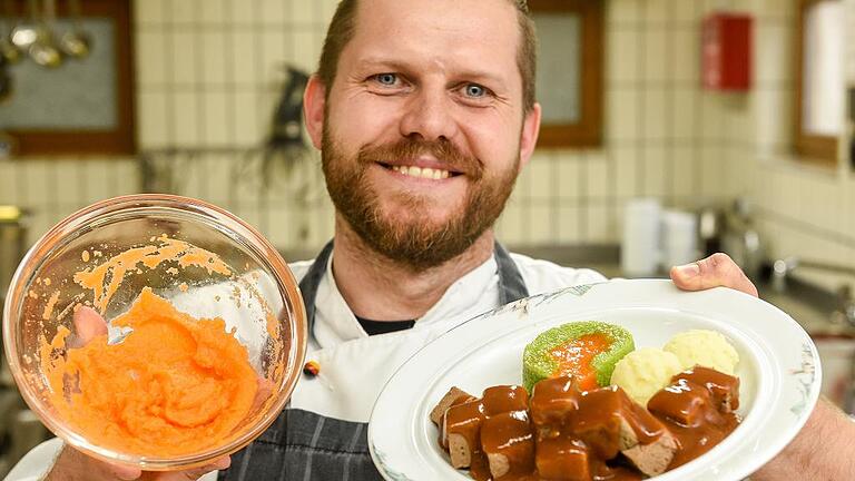 Ein Grund zum Strahlen: Koch Christian Blokowsky vom Heim St.Aurelia in Zell präsentiert seine Molekularküche für Senioren. Karottenmus und Rindergulasch mit Lauch-Karottenstrudel und Kartoffelpüree.