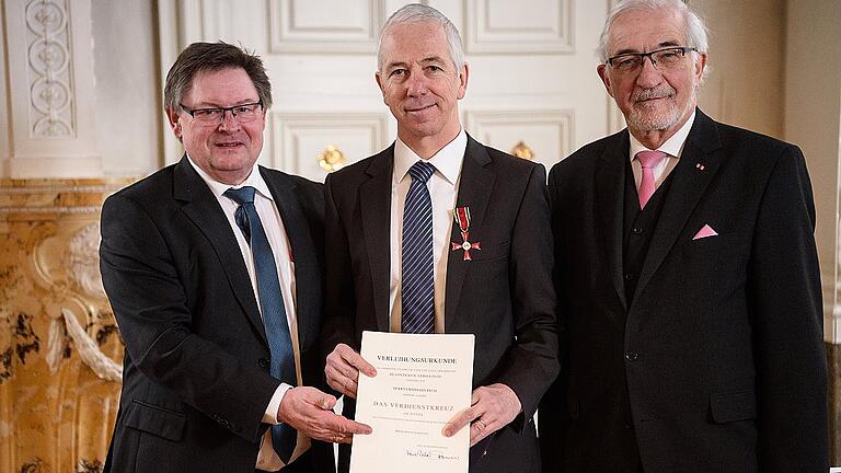 Bundesverdienstkreuz am Band       -  Eberhard Helm aus Ostheim wurde im Fürstensaal der Residenz in Würzburg von Staatssekretär Gerhard Eck und Regierungspräsident Paul Beinhofer mit dem Bundesverdienstkreuz am Band ausgezeichnet.