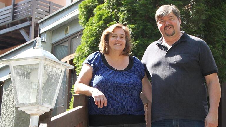 Markus und Liz Brandt leiten das Kanada Haus im Staatsbad Brückenau. Sie ist Kanadierin, er Deutscher. Foto: Ulrike Müller       -  Markus und Liz Brandt leiten das Kanada Haus im Staatsbad Brückenau. Sie ist Kanadierin, er Deutscher. Foto: Ulrike Müller