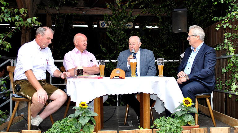 Die Gäste in der Frühschoppen-Talkrunde mit Fredi Breunig (links) beantworteten viele Fragen, mit dabei Landrat Thomas Habermann, Dr. Günter Beckstein und Bürgermeister Emil Sebald (rechts).