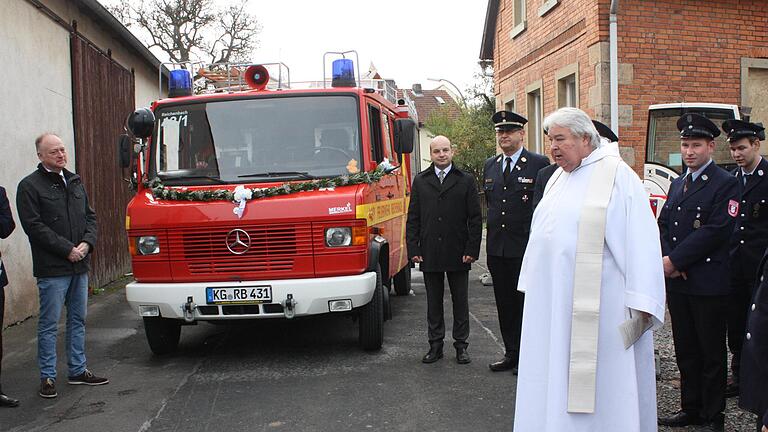 Das aktuelle Feuerwehrauto der Feuerwehr Reichenbach erhielt im Jahr 2015 von Pater Winfried Pfeuffer den Segen. Archiv Arnold Nöth       -  Das aktuelle Feuerwehrauto der Feuerwehr Reichenbach erhielt im Jahr 2015 von Pater Winfried Pfeuffer den Segen. Archiv Arnold Nöth