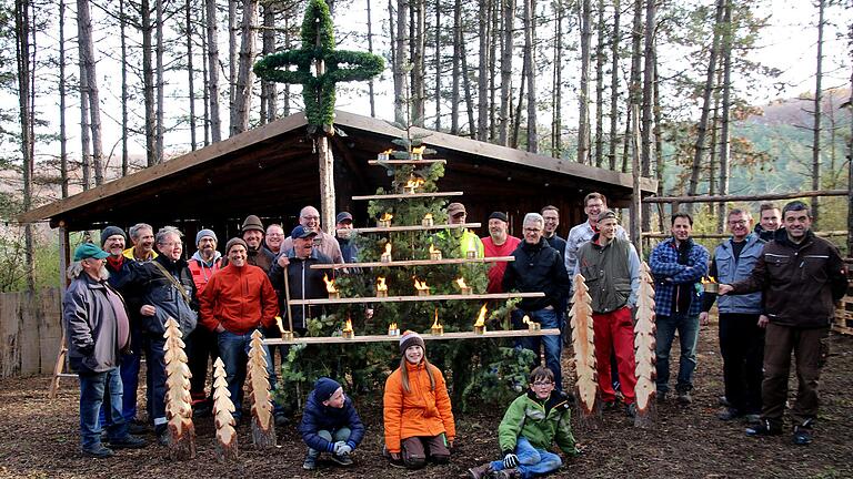 'Feuer und Flamme für Leinachs Wald' ist nicht nur das Aufbau-Team der Leinacher Waldweihnacht mit Chef-Organisator Waldemar Amrehn (rechts).