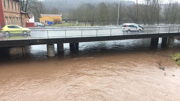 Erhöhte Pegelstände in Rhön-Grabfeld: Die Brend in Bad Neustadt ergoss sich am frühen Vormittag schon in die Retentionsflächen.