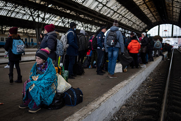 Nichts wie weg: Um ukrainischen Lwiw warten Fahrgäste am Bahnsteig des Bahnhofs. Wegen des russischen Angriffs auf die Ukraine sind nach Angaben des UN-Flüchtlingshilfswerks etwa 368 000 Menschen auf der Flucht.