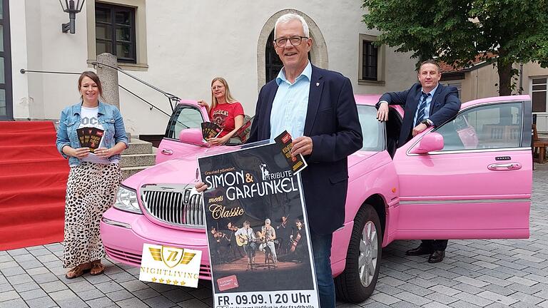 Mit pinkfahrbener Limousine zum roten Teppich in die Wunsch-Veranstaltung: Im Bild&nbsp; (von links): Stefanie Schleicher, Kulturamt Haßfurt, Silke Brochloß-Gerner, Stadtmarketing, Tourismus, Kultur Haßfurt, Günter Werner, Bürgermeister Haßfurt, Eugen Fleer, Besitzer von Nightliving.